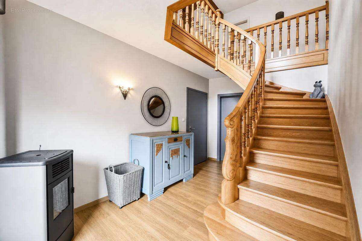 Maison de 6 pièces de 195 m² à Rosteig - photo 3
