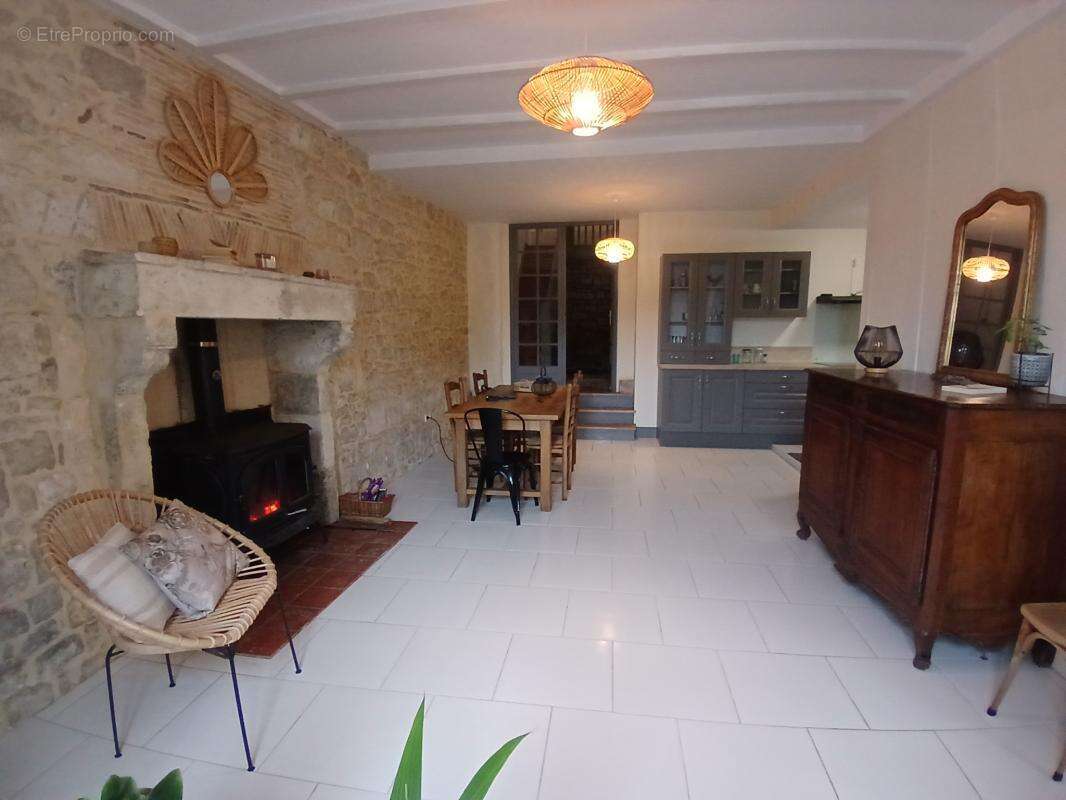 Maison en pierre   pleine de charme proche Chasseneuil sur B - photo 2
