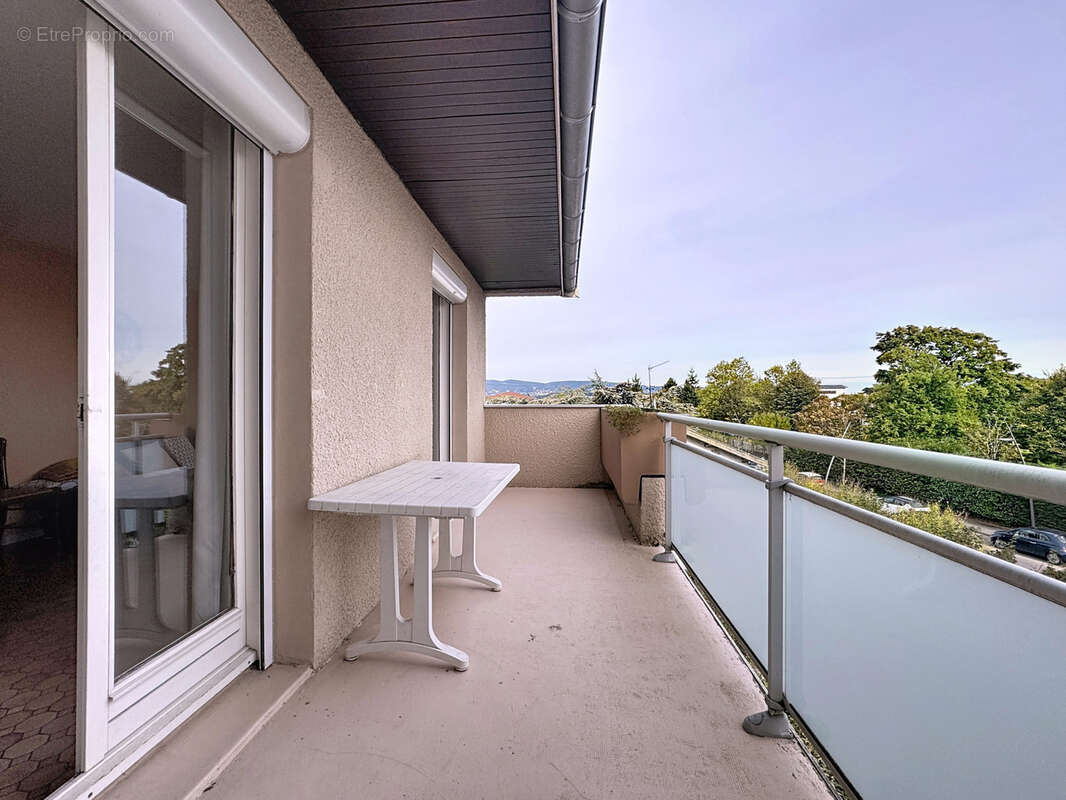 Appartement à LA TOUR-DE-SALVAGNY