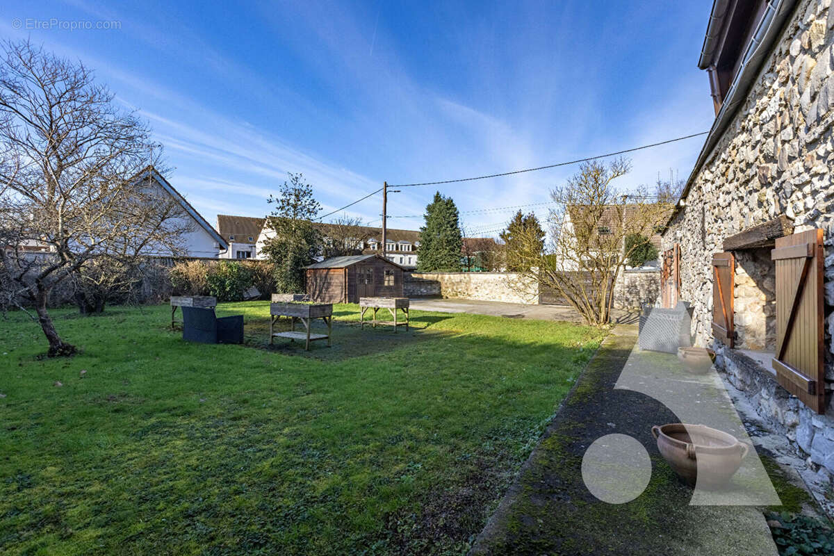 Maison à PEROY-LES-GOMBRIES