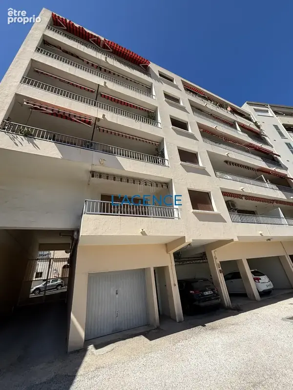 Appartement T4 de 104 m2 au centre ville de Hyères avec ascenseur cave et parking privatif - photo 8