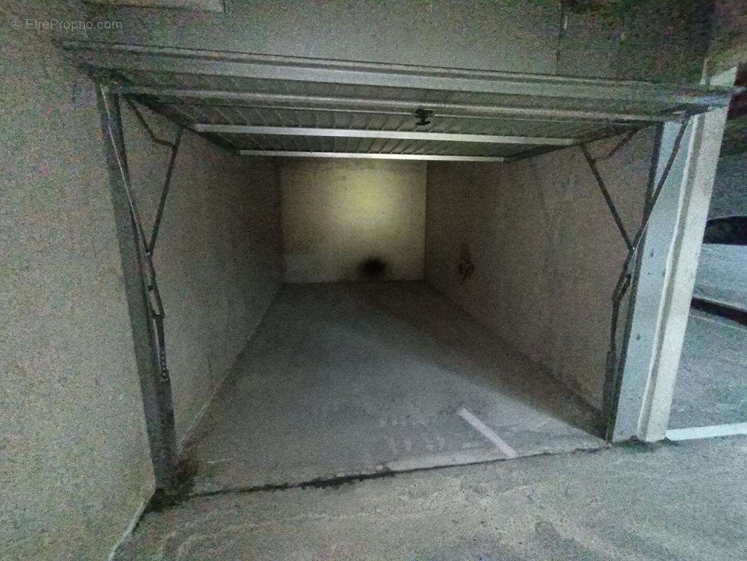Parking / box Montigny Le Bretonneux 14 m2 - photo 2