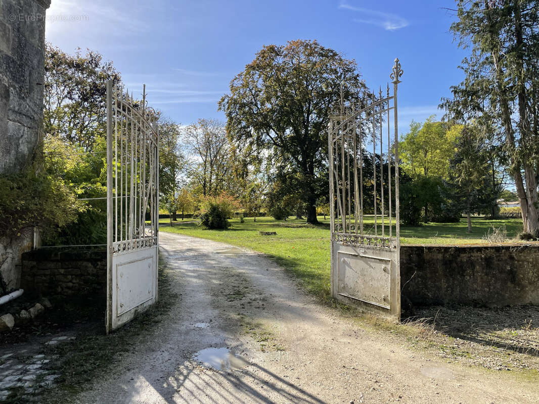 Maison à GENSAC-LA-PALLUE