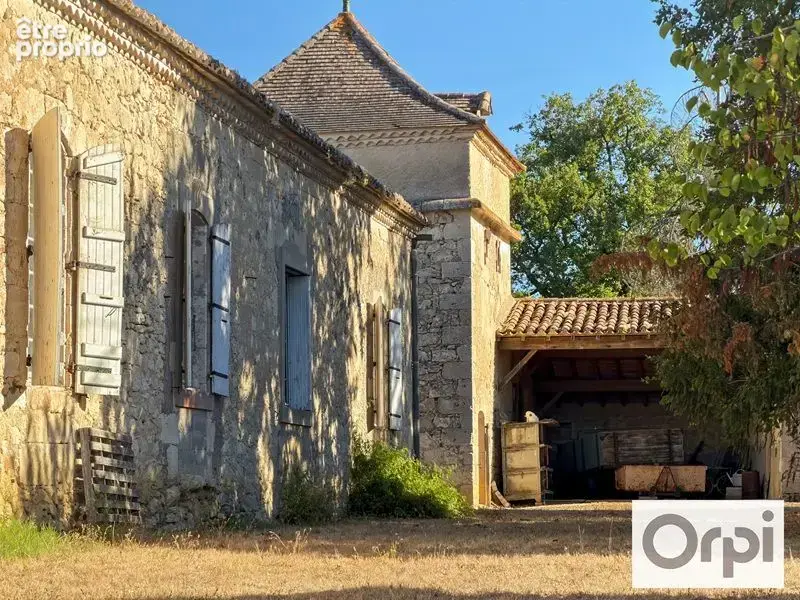 Superbe propriété XIXème de plus de 320 m² habitable à rénover avec ses dépendances et terrain autour - photo 4