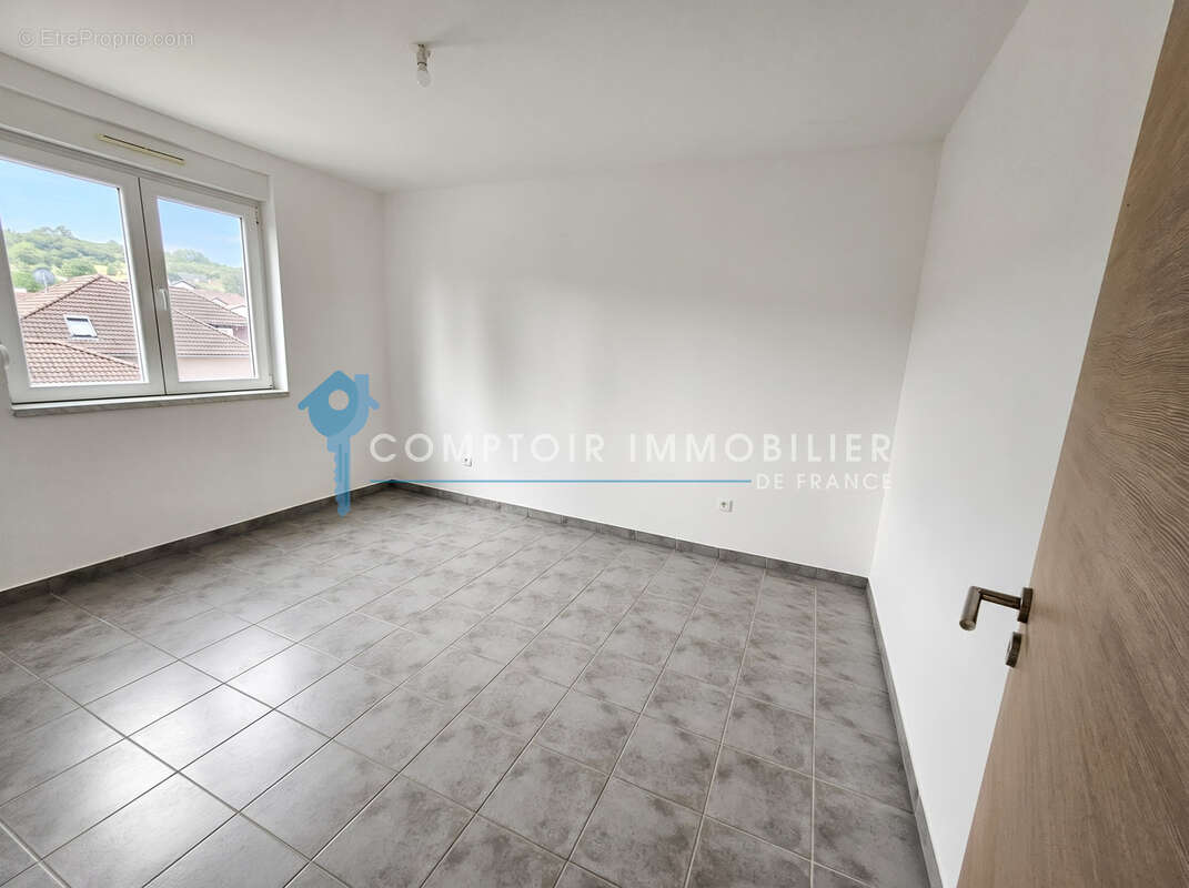 Oeting   Superbe F3 de 77 m2 avec balcon panoramique, garage et faibles charges - photo 9