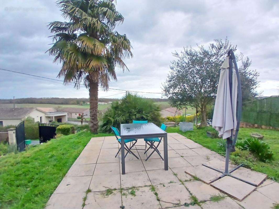 Maison à ROULLET-SAINT-ESTEPHE