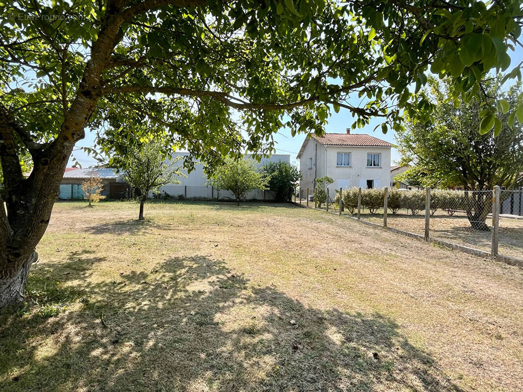 Terrain à MEDIS