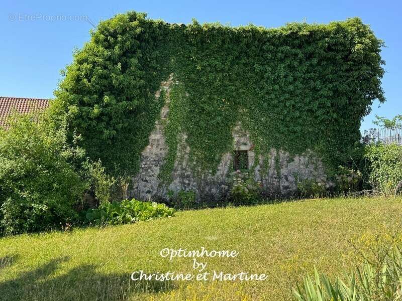 Grange en pierre a champeix : beau potentiel - photo 3