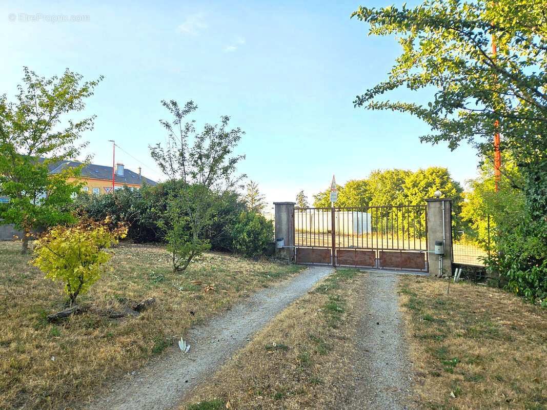 Maison rénovée avec grand jardin aménagé et garage, située dans le centre ville de Baraqueville - photo 35