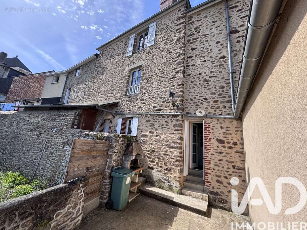 Photo 2 - Maison à AMBRIERES-LES-VALLEES