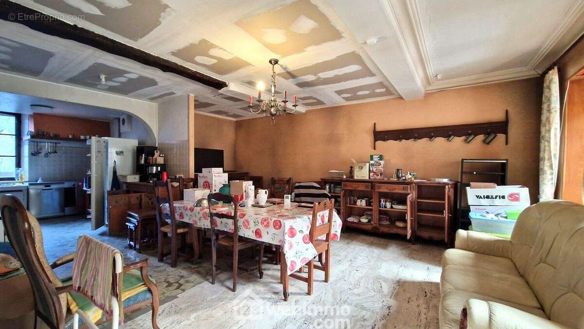 A ses côtés, le séjour de 31 m² - Maison à SISSONNE