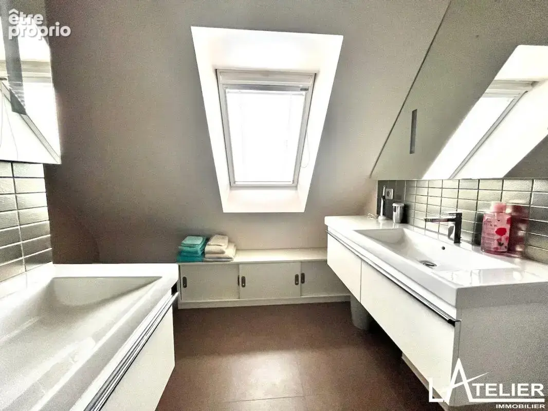 Quartier prisé, maison avec piscine, bon état avec potentiel - photo 12