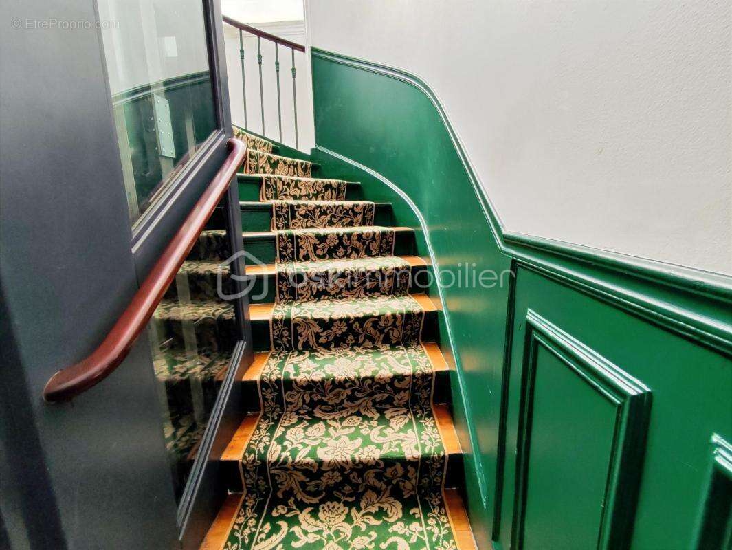 Paris 14ème Secteur Raspail/Denfert Rochereau, Dans un immeuble de standing, studio en parfait état au dernier étage avec ascens - photo 9