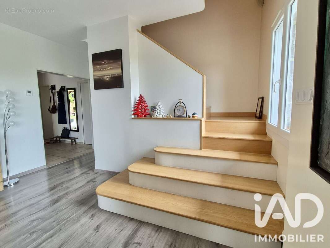 Maison 135 m² à Gelos  - photo 8
