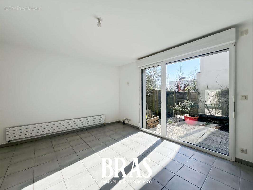 PERRAY - Maison avec parking et jardinet - photo 2