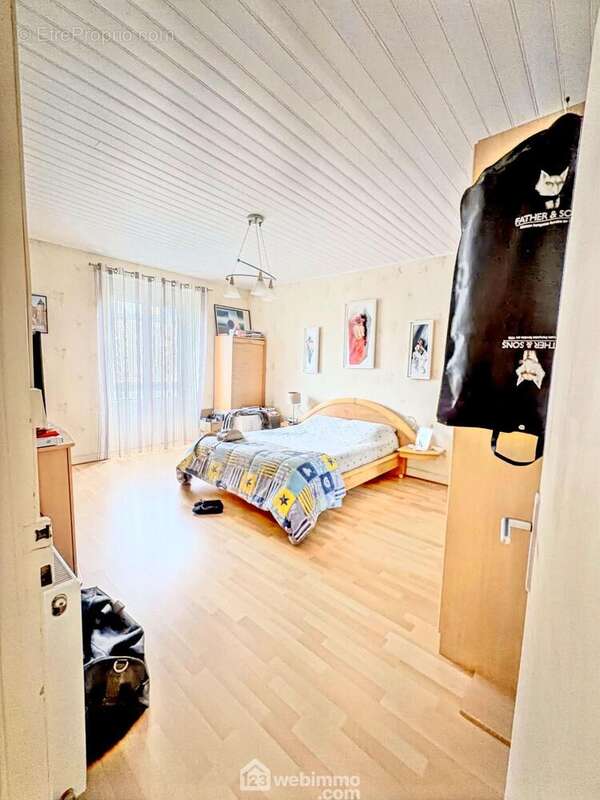 Une chambre de 20 m² offrant de beaux volumes - Maison à SAINT-ARMEL