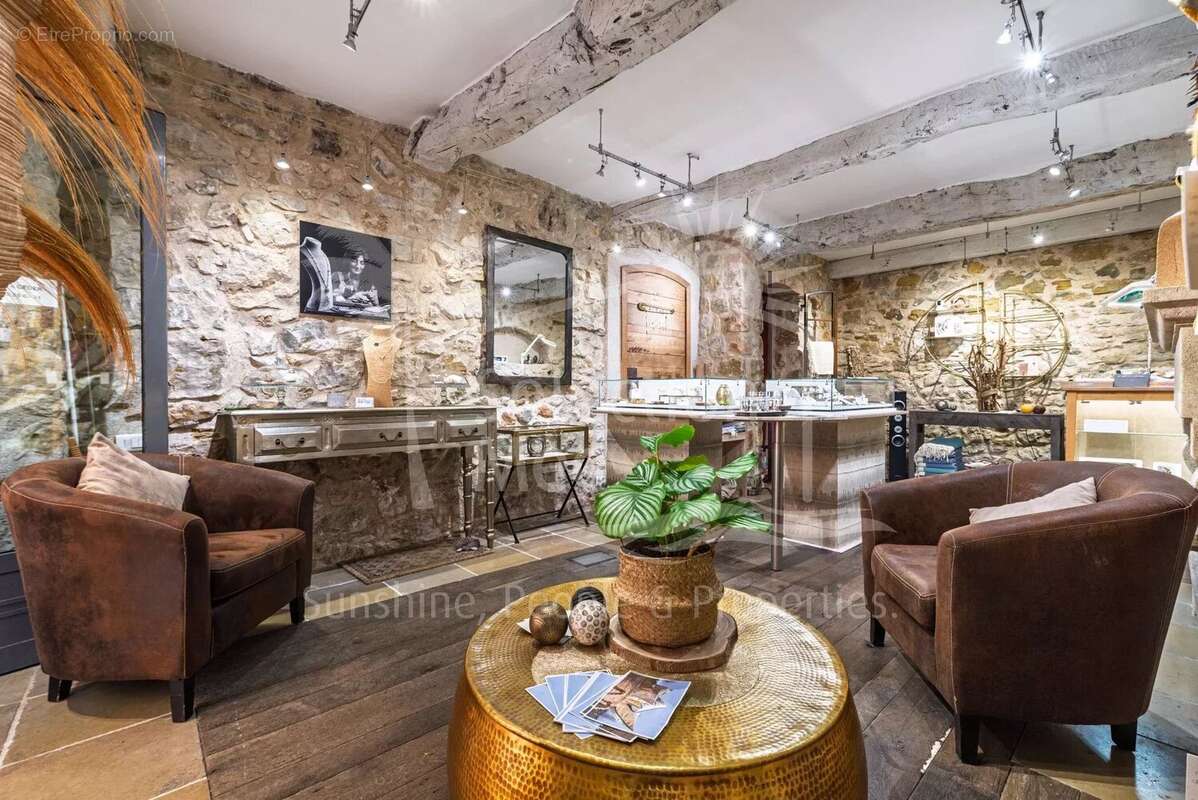 Commerce à VALBONNE