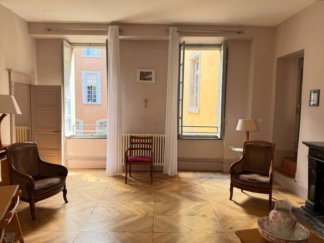 Élégant appartement traversant dans un immeuble historique - photo 2