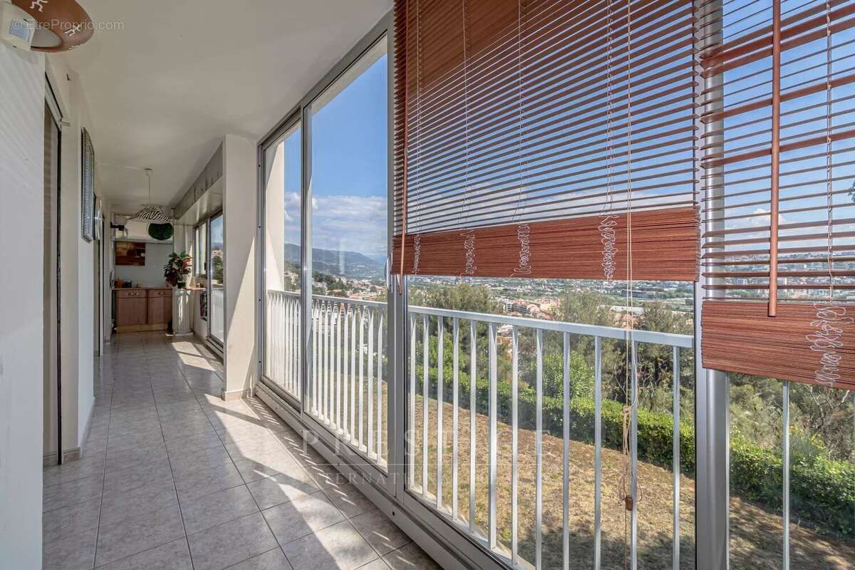 Appartement à SAINT-LAURENT-DU-VAR