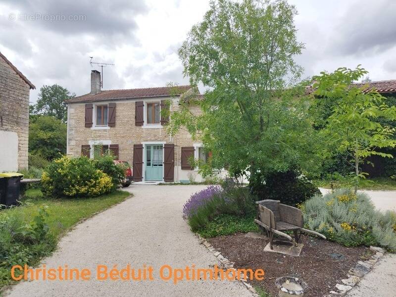 Maison à COURCOME