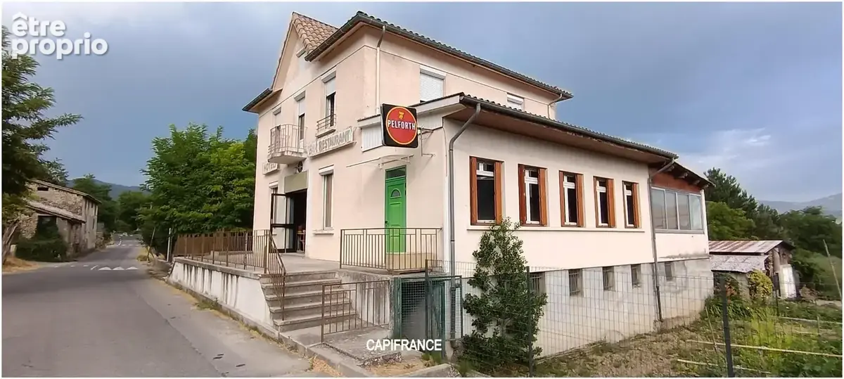 Vente de murs le chaffaut st jurson (04) ancien bar hôtel restaurant "chez ginette" avec garages, dependances, cours interieure - photo 3