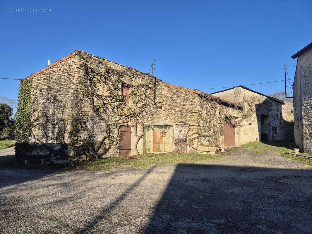 Maison de caractère à 10 min de Villefagnan et Aigre - photo 2