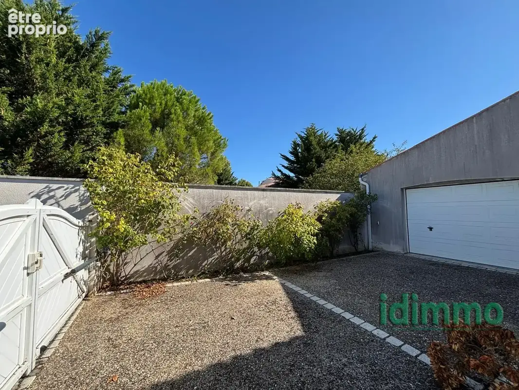 Superbe villa bourgeoise de style rethais de 180 m2 sur un terrain clos et arbore de 1122 m2. a 15 mn de la - photo 25