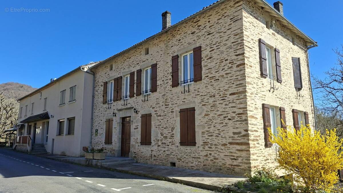 Appartement à LATOUILLE-LENTILLAC
