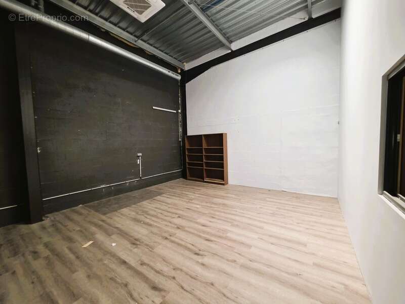 A MARENNES (17), A Vendre en coeur de zone d'activité Bâtiment commercial Mixte 383m², avec bureau-studio à l'étage - photo 5