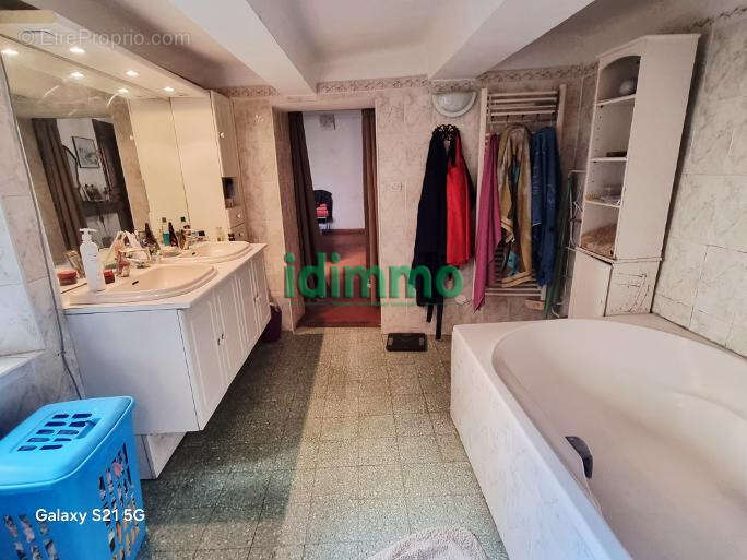 A voir Draguignan centre F3 de 95m traversant avec terrasse et cave 158000€ dpe d - photo 10