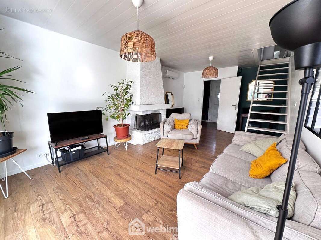 Débutons par ce beau salon... - Maison à BONDOUFLE