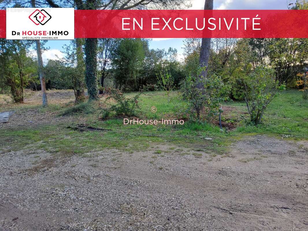 Terrain à SAINT-JULIEN-LES-ROSIERS