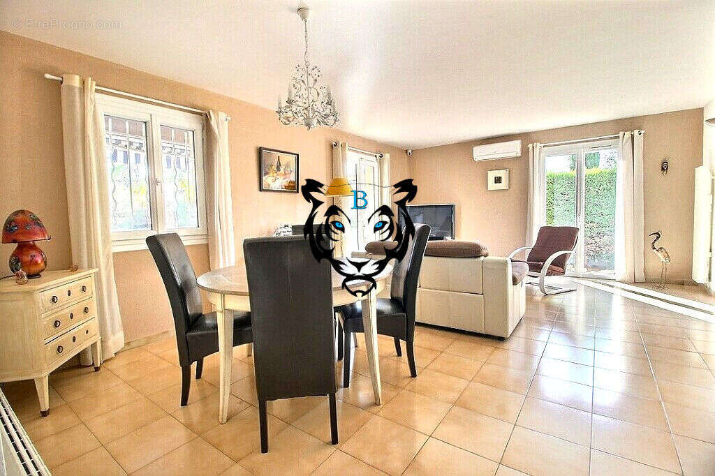 Maison à ROQUEBRUNE-SUR-ARGENS