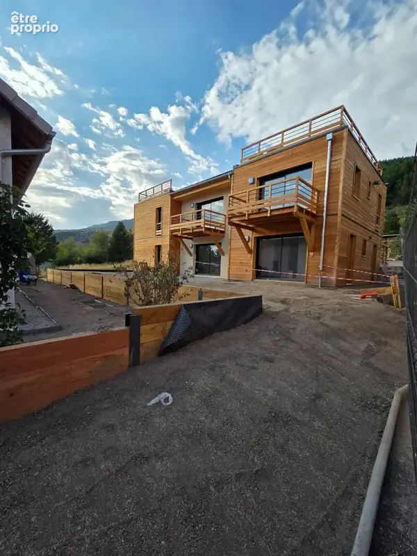 Appartement à vendre T3 /T4 ( 2 chambres et 1 coin nuit) en duplex atypique avec terrasse Vue Lac et Montagnes sur Savines Le La - photo 4