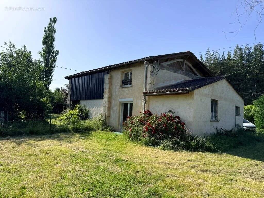 Maison à SAINT-CHRISTOLY-DE-BLAYE