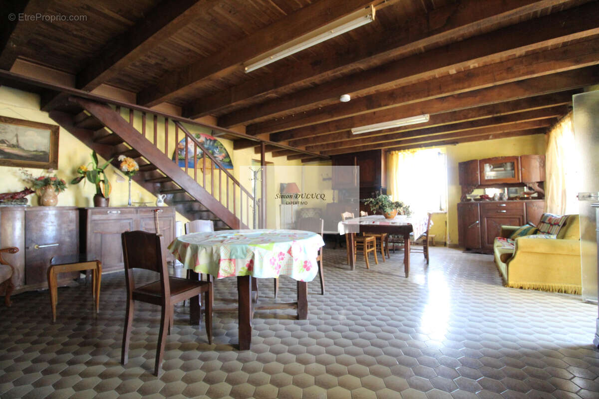 Grande propriété de 235 m2 à rénover   Terrain de plus de 1 500 m2, avec dépendances - photo 3