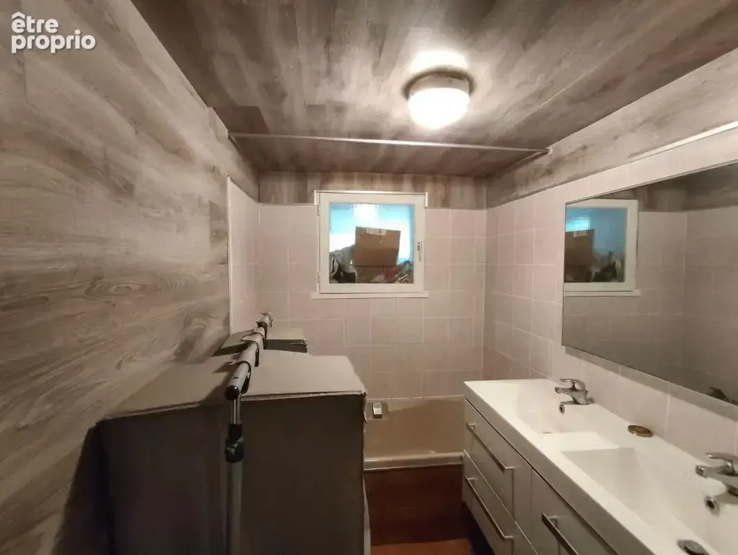 Central et calme sur 1400m² de terrain ! Propriété meulière de caractère de 250m² comprenant séjour triple et 5 chambres, sur un - photo 11