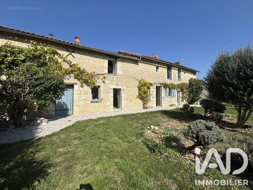 Photo 1 - Maison à LA ROCHE-RIGAULT