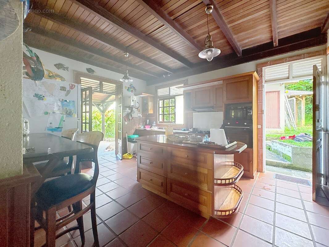 Villa 242 m² avec piscine, T2 loué et terrain de 4 000 m² - photo 5
