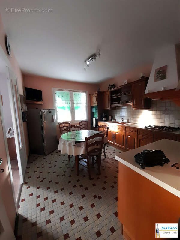 Cuisine pouvant être ouverte sur salon - Maison à LA RONDE