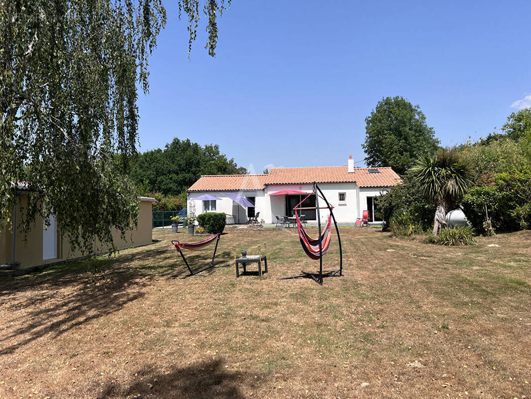 Maison à BEAULIEU-SOUS-LA-ROCHE