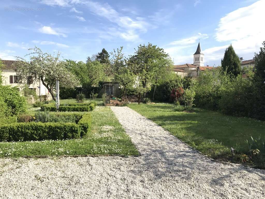 Maison à CHAMPAGNE-MOUTON