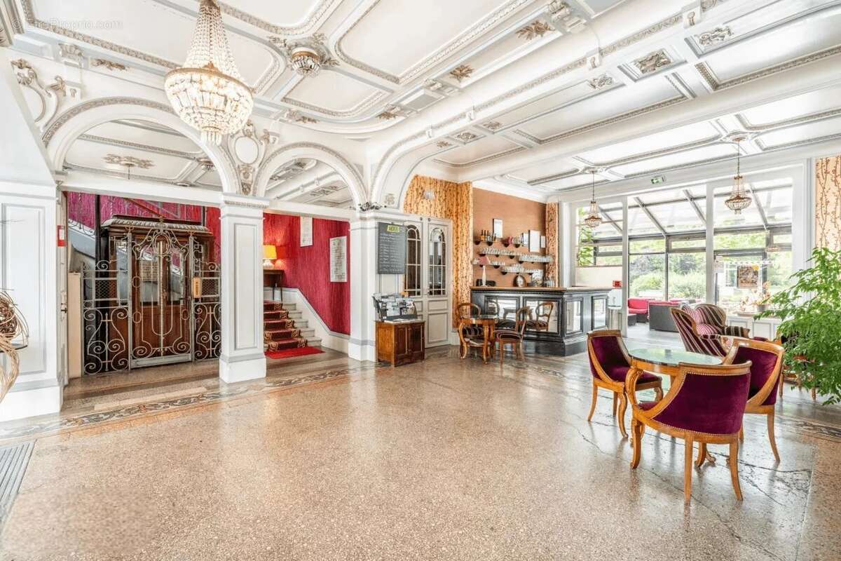 Hôtel 3 étoiles de 3000m² avec grand parc - photo 7