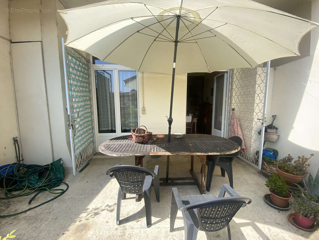 Immeuble de ville avec partie commerciale et partie habitation avec terrasse - photo 7