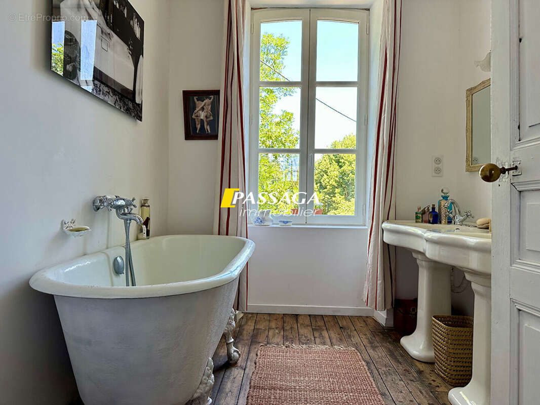 Maison à SAINT-SATURNIN-DE-LENNE