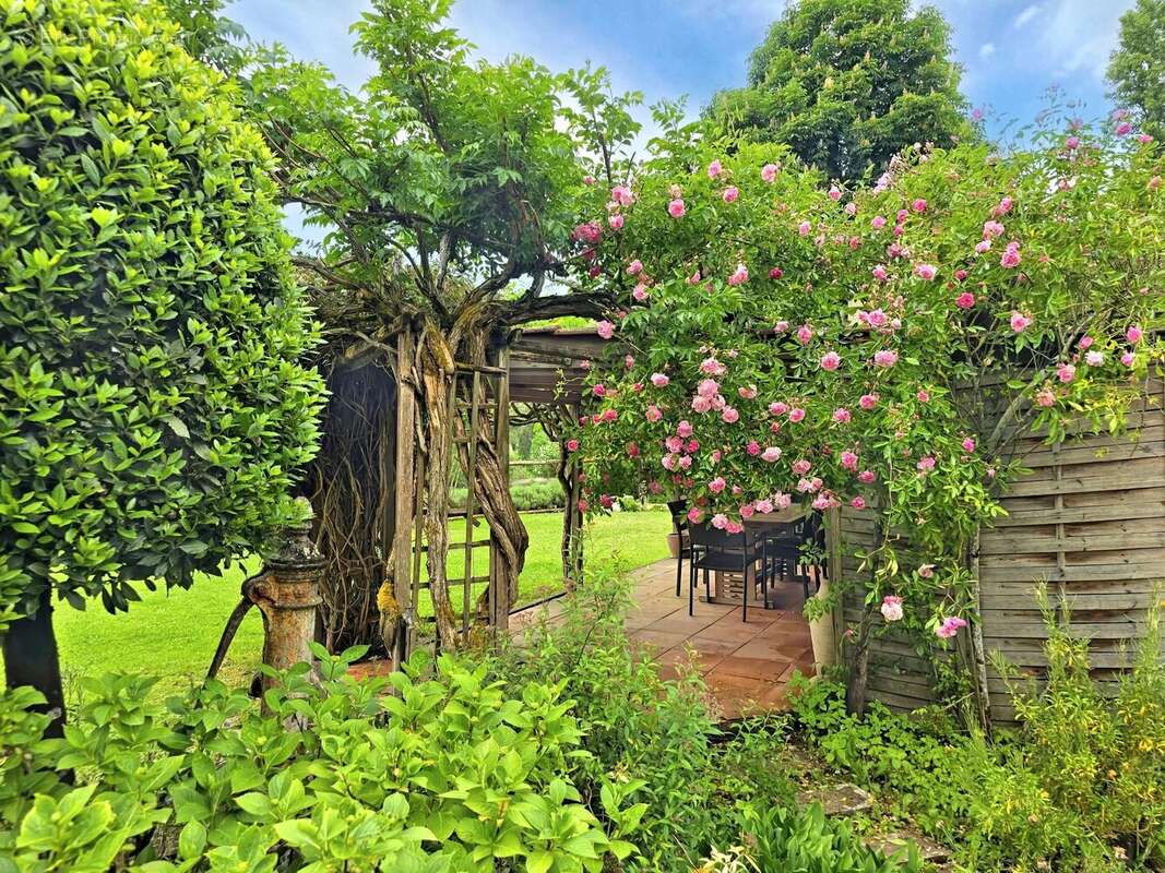 Superbe propriété en bord de rivière avec piscine à débordement et accès privé - photo 18