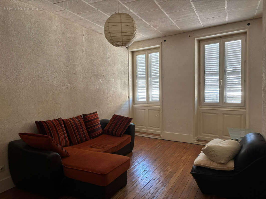 Appartement à BAGE-LE-CHATEL