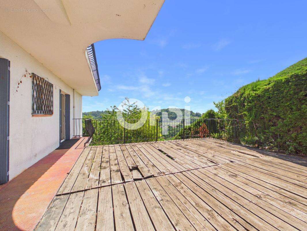 Appartement a renover - t2 bis - belle terrasse + cave + stationnement privatif + jardin - vue degagee - photo 2