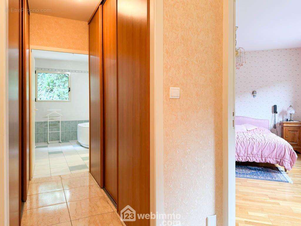 L&#039;espace parentale est en vie de plain-pied de 27.55m²... - Maison à CHOLET