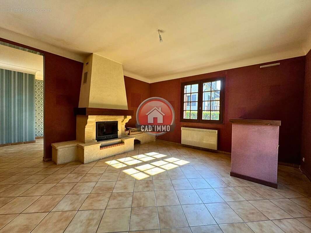 Maison à COUZE-ET-SAINT-FRONT